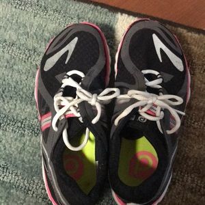Brooks women’s work out athletic shoes